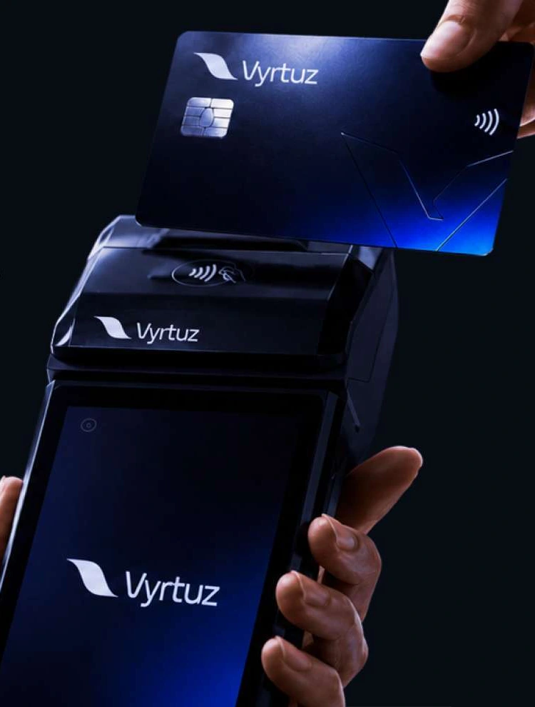 Maquininha Vyrtuz recebendo um pagamento por aproximação com cartão